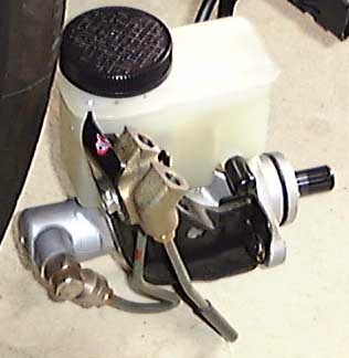 master_cylinder1.jpg (19449 bytes)